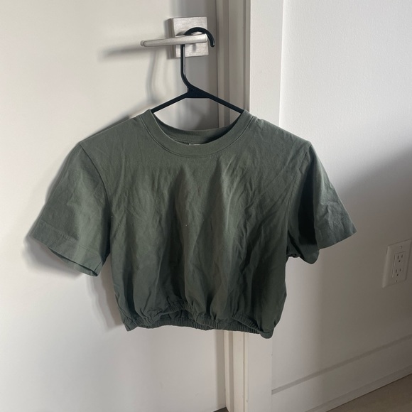 Aritzia cropped tee - Picture 2 of 3